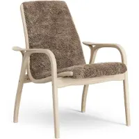 Swedese Laminett Fauteuil Eik wit gepigmenteerd / schapenvacht Sahara (nougatbruin)
