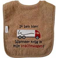 Funnies Bruine (sand) slab met "Ik ben hier! Wanneer krijg ik mijn vrachtwagen?" - Rode vrachtwagen - lief, kraamcadeautje, cadeau, babyshower, roze, chauffeur, truck, trucker, slabber, bavet