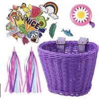 Mini Mandje kinderfiets loopfiets - gevlochten kunststof rotan riet - accessoires set - paars - fietsbel - stickers - stuurslingers