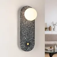 LumenXL Wandlamp Vero van cement en melkwit glas met donkergrijze terrazzo look