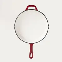 Homla - Andreas Cast Iron Pan - Gietijzeren Koekenpan - Ovenbestendig 220°C - Steakpan of Bakpan Inductie Geschikt - Duurzame Koekenpan - Ø26 x 5 cm - Bordeauxrode Geëmailleerde Pan