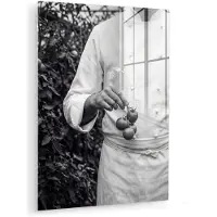 MuchoWow Glasschilderij 120x160 cm - Schilderij acrylglas - Tomaten - Chef - Zwart - Wit - Foto op glas - Muurdecoratie woonkamer - Wanddecoratie slaapkamer - Schilderijen