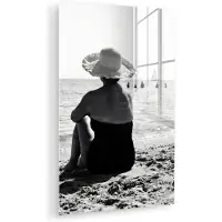 MuchoWow Glasschilderij 120x180 cm - Schilderij acrylglas - Vrouwen - Zonnehoed - Strand - Zwart - Wit - Foto op glas - Muurdecoratie woonkamer - Wanddecoratie slaapkamer - Schilderijen