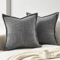 Unyqoos Set van twee donkergrijze corduroy kussenhoezen met geometrisch patroon