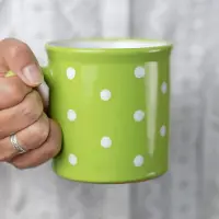 Unyqoos Handgemaakte grote keramische mok met groene en witte stippen, 500 ml
