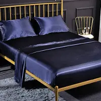 Unyqoos Glanzend hoeslaken set met kussenslopen in navy blauw voor matrassen