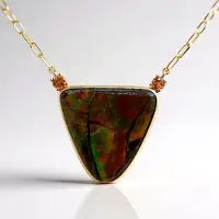 Cavill - Gouden Halsketting 14k - 15,795 ct Ammoliet Fancy Cabochon - 0,252 ct Spessartijn Granaten - Driehoekige Hanger - Elegante Sieraden Vrouwen