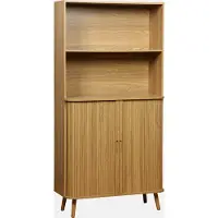 Sweeek - Scandinavische boekenkast gegroefd houteffect 2 schuifdeuren en plank 80cm - legacy