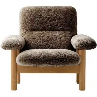 Audo Copenhagen Brasilia Lounge Chair High Back Textiel Natural Oak | Sheepskin Sahara