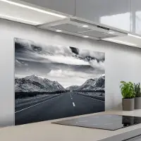 KitchenYeah Spatscherm 100x65 cm - Zelfklevende achterwand Zwart wit - Berg - Weg - Keuken muurbeschermer - Spatwand fornuis