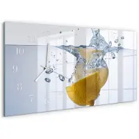 Tulup Wandklok - Citroen in water Klok Glas Met Opdruk - 60x30 cm - Blauw Moderne Wandklok Glas - Witte Handen - Rechthoekige Wandklok - Klok Glas Met Opdruk - Moderne Wandklok Glas