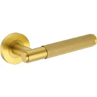 Intergriff Deurkruk (2x) Eva rond geribbelde diamant greep 22mm haaks met een schroefrozet geborsteld messing PVD gecoat | Ronde deurklinken