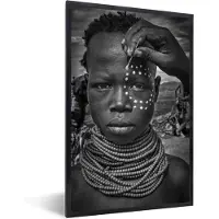 PosterMonkey Fotolijst incl. Poster - Painting the face of a karo tribe girl (Omo Valley-Ethiopia) - 80x120 cm - Posterlijst