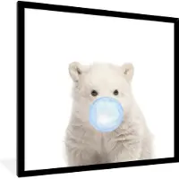 PosterMonkey Poster in fotolijst kids - IJsbeer - Dieren - Welp - Jongen - Blauw - Kauwgom - Wanddecoratie jongens - Muurdecoratie kinderkamer - 40x40 cm - Kinderposter