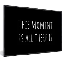 PosterMonkey Fotolijst incl. Poster - Leef - This moment is all there is - Daily life quote - Spreuken - Quote - 90x60 cm - Posterlijst