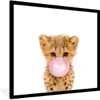 PosterMonkey Poster in fotolijst kids - Dieren - Luipaard - Meisjes - Kind - Kauwgom - Roze - Schilderij voor kinderen - Muurdecoratie kinderkamer - Wanddecoratie meisjes - 40x40 cm - Slaapkamer decoratie
