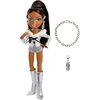 Bratz MGA Charmz modepop Sasha met bedelarmband en accessoires.