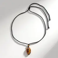 Cavill - Halsketting met Gouden Tijgeroog 32 7 ct - Verstelbare ketting met filigrane blad hanger - Elegant modern dames sieraad uit Madagaskar