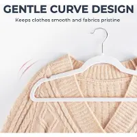 Famanu – Fluwelen kleerhangers – 30 stuks – Smal en ruimtebesparend – Antislip – 360° draaibare haak – Wit