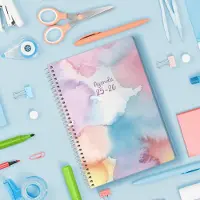 Famanu Schoolagenda 2025 2026 - Weekoverzicht, Formaat A5 (15x21 cm), Spaans en Engels, September tot Juni, Spiraalsluiting, Kaft met Plastic Bescherming - Stain