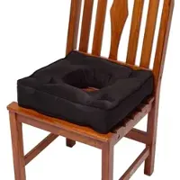 Homescapes Orthopedisch stoelkussen zwart met uitsparing, 40 x 40 cm - zitkussen met velours hoes