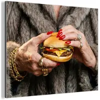 MuchoWow Aluminium schilderij 80x60 cm - Wanddecoratie metaal - Vrouw - Hamburger - Bontjas - Metalen muurdecoratie woonkamer - Decoratie industrieel - Foto op dibond - Industriële accessoires slaapkamer