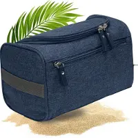 Famanu - Designer reistoilettas voor heren (blauw). Ophang toilettas met veel ruimte (4.5 liter). Met metalen ophanghaken. Cool, casual en handig in gebruik