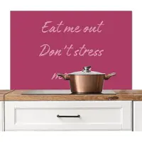 KitchenYeah Spatscherm keuken 100x65 cm - Kookplaat achterwand eat me out don't stress me out - Roze - Minimalistisch - Muurbeschermer - Spatwand fornuis - Hoogwaardig aluminium
