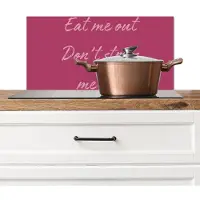 KitchenYeah Spatscherm keuken 60x30 cm - Kookplaat achterwand eat me out don't stress me out - Roze - Minimalistisch - Muurbeschermer - Spatwand fornuis - Hoogwaardig aluminium
