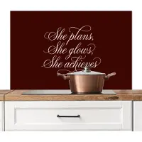 KitchenYeah Spatscherm keuken 100x65 cm - Kookplaat achterwand She plans she glows she achieves - Rood - Cursief - Muurbeschermer - Spatwand fornuis - Hoogwaardig aluminium