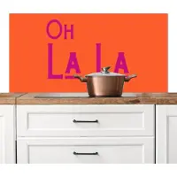 KitchenYeah Spatscherm keuken 120x60 cm - Kookplaat achterwand Oh la la - Oranje - Roze - Scheeflettertype - Muurbeschermer - Spatwand fornuis - Hoogwaardig aluminium