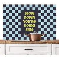 KitchenYeah Spatscherm keuken 120x80 cm - Kookplaat achterwand Patroon - Geblok - Blauw - Slow down you're doing fine - Muurbeschermer - Spatwand fornuis - Hoogwaardig aluminium