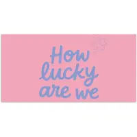 PosterMonkey Poster 120x60 cm - How lucky are we - Klavervier - Roze - Blauw - Posters - Kamer decoratie - Wanddecoratie woonkamer - Muurdecoratie slaapkamer