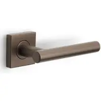 Formani Basics LB7-19BSQ deurkruk geveerd op vierkant rozet - brons