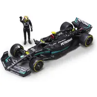 Bburago Voertuig met figuur Burago Mercedes Benz F1 1/24 Racing Driver Hamilton met helm 2024
