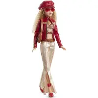 Mattel Signature My Scene-pop en accessoires in Y2K-ge nspireerde outfit met leren jas, wijde broek, zadeltas en poppenstandaard