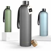 LARS NYSØM Blæst Ultralichte tritan-waterfles 1000ml - BPA-vrij, lekvrij, geschikt voor koolzuurhoudende dranken - Inclusief 2 deksels (Ash Gray /Gold)