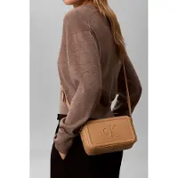 Calvin Klein Schoudertas 'Contrast Monogram Camera' karamel