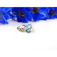 Sophie Ring in geel goud gezet met blauwe topaas