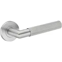 Intergriff Deurkruk (2x) Pia rond massief geribbelde diamant greep 22mm haaks met een schroefrozet geborsteld RVS | RVS deurklinken
