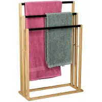 Famanu – Staand handdoekenrek met 3 stangen op verschillende hoogtes, bamboe handdoekstandaard, HxBxD: 82x55x24 cm, natuur en zwart