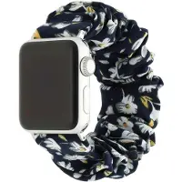 123Watches bandje Savara - scrunchie - nylon - donker blauw bloemen - 44 · 45 · 46 & 49 mm · S/M - Geschikt voor Apple Watch series 1/2/3/4/5/6/7/8/9/10/11/12/SE/SE2/SE3/Ultra/Ultra 2/Ultra 3/Ultra 4