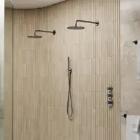 Saniclear Uni dubbele douche gun metal PVD met wandarm en staafhanddouche