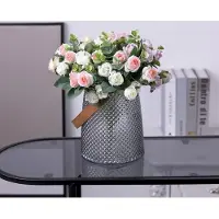 Unyqoos 4 Bundels Kunstmatige Witte Rozen Boeketten Kunstmatige Mini Zijden Rozen met Eucalyptus Bladeren Stelen voor Buitendecoratie met Groen voor Bruiloft, Thuis en Kantoor.