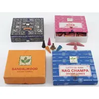 Satya Wierookkegels Mixset - 4 Pakjes met Nag Champa, Roos, Sandelhout & Superhit - Handgerolde Premium Kwaliteit Originele Indiase Wierook Ontspanning & Meditatie Met Kajal Sticker