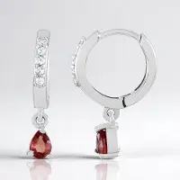 Cavill - Zilveren oorbellen 925 Sterling Zilver Platina - 0,35 ct Tanzania Peervormige Robijn - 10 Zirkonia 0,13 ct - Elegant & Feestelijk