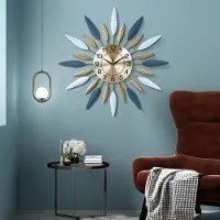 Unyqoos Stijlvolle grote metalen wandklok met geruisloos ontwerp en luxe uitstraling, goud, 56 cm
