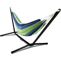 Famanu – Hangmat met metalen standaard en blauw-groen gestreept canvas, ideaal voor ontspanning in de tuin
