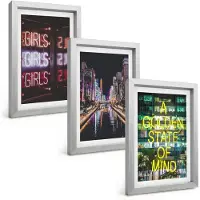 Wallfluent 3-Delige Schilderij Set - Neonreclames Van De Stad 'S Nachts Met Uitzicht Op De Rivier. - 20 x 30 cm - Wanddecoratie - Moderne Interieurdecoratie - Decoratieve Schilderijen