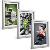 Wallfluent 3-Delige Schilderij Set - Een Serene Zen-Compositie Van Stenen Met Bloemen Op Water. - 20 x 30 cm - Muurdecoratie - Wanddecoratie - Slaapkamer - Interieur Decoratie
